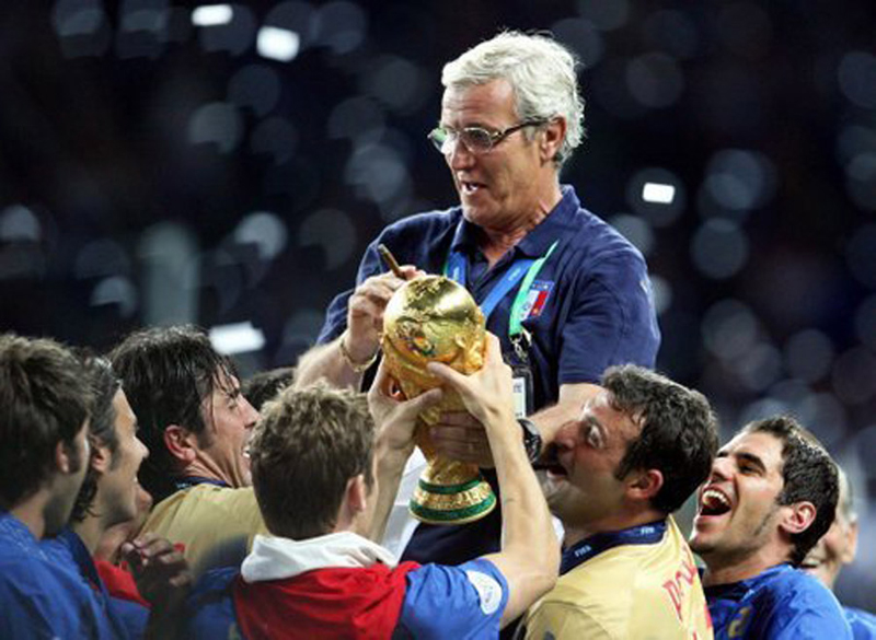 Mondiale 2006 (113).jpg - epa00768056 Italian national coach Marcello Lippi celebrates with the World Cup Trophy in his hands at the end of the final of the 2006 FIFA World Cup between Italy and France at the Olympic Stadium in Berlin, Germany, Sunday 09 July 2006. Italy won by 5-3 after penalty shoot out. EPA/KAY NIETFELD +++ Mobile Services OUT +++ Please refer to FIFA's Terms and Conditions.